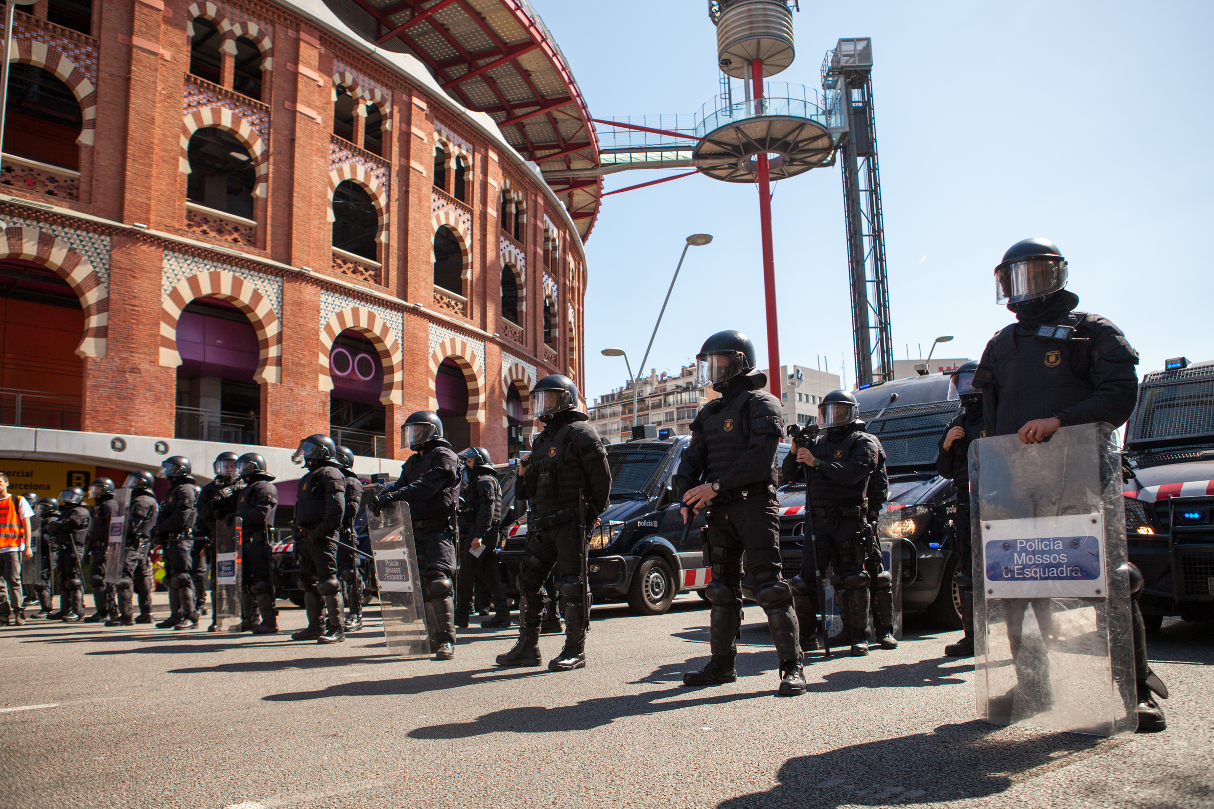 Catalan police protecting spanish far right party VOX from the antifascist group. Barcelona