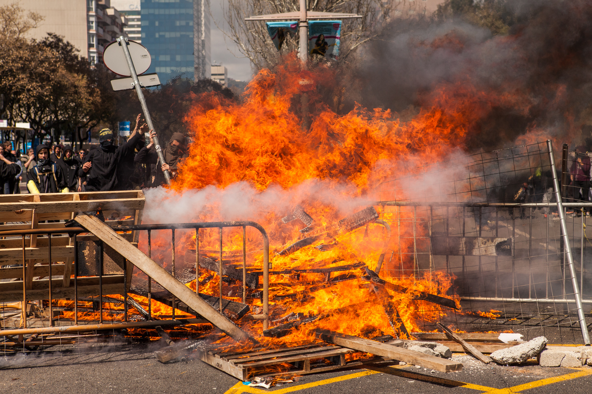 Antifascist making barricades against  VOX demostration. Barcelona