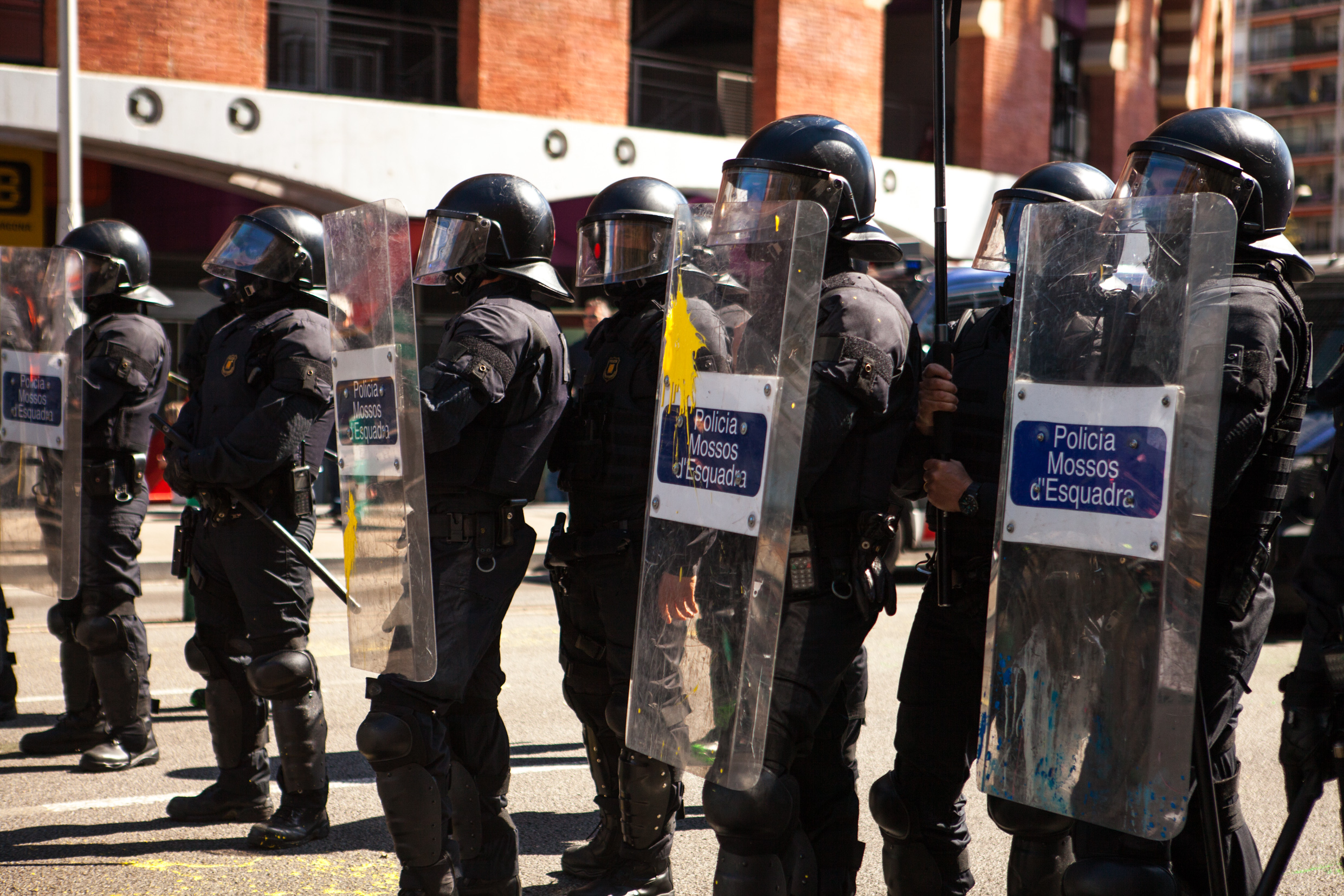 Catalan police protecting spanish far right party VOX from the antifascist group