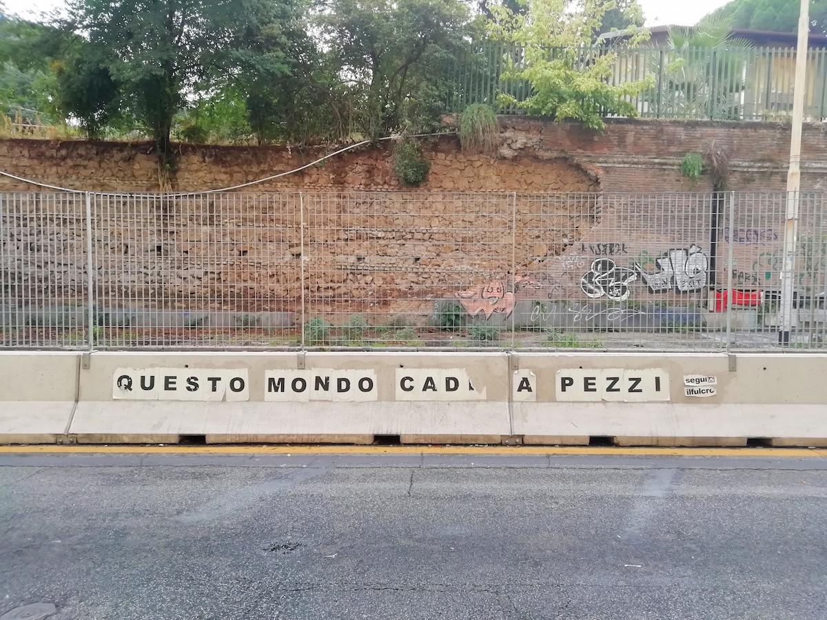 Il muro crollato in via dei Marrucini