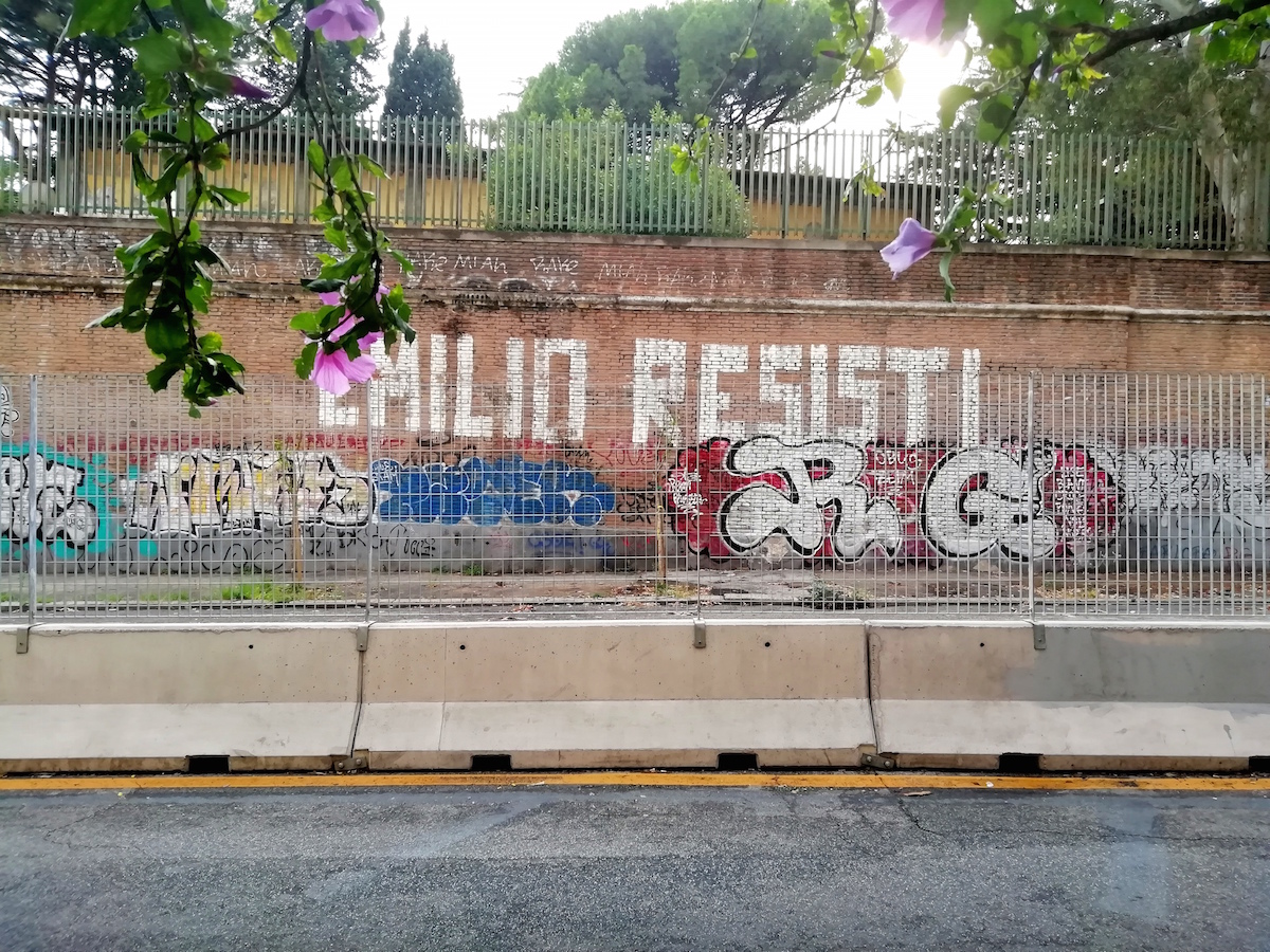 La scritta Emilio Resisti in via dei Marrucini