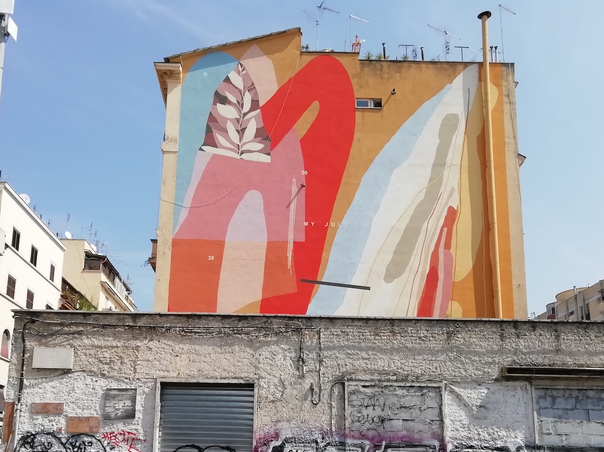 Murale in via dei Sabelli 90 realizzato da Nulo e Giulio Vesprini. Sotto i locali occupati da  precari, studenti e lavoratori nel 2009 (Giap), poi sgomberati. Da allora i locali sono abbandonati.