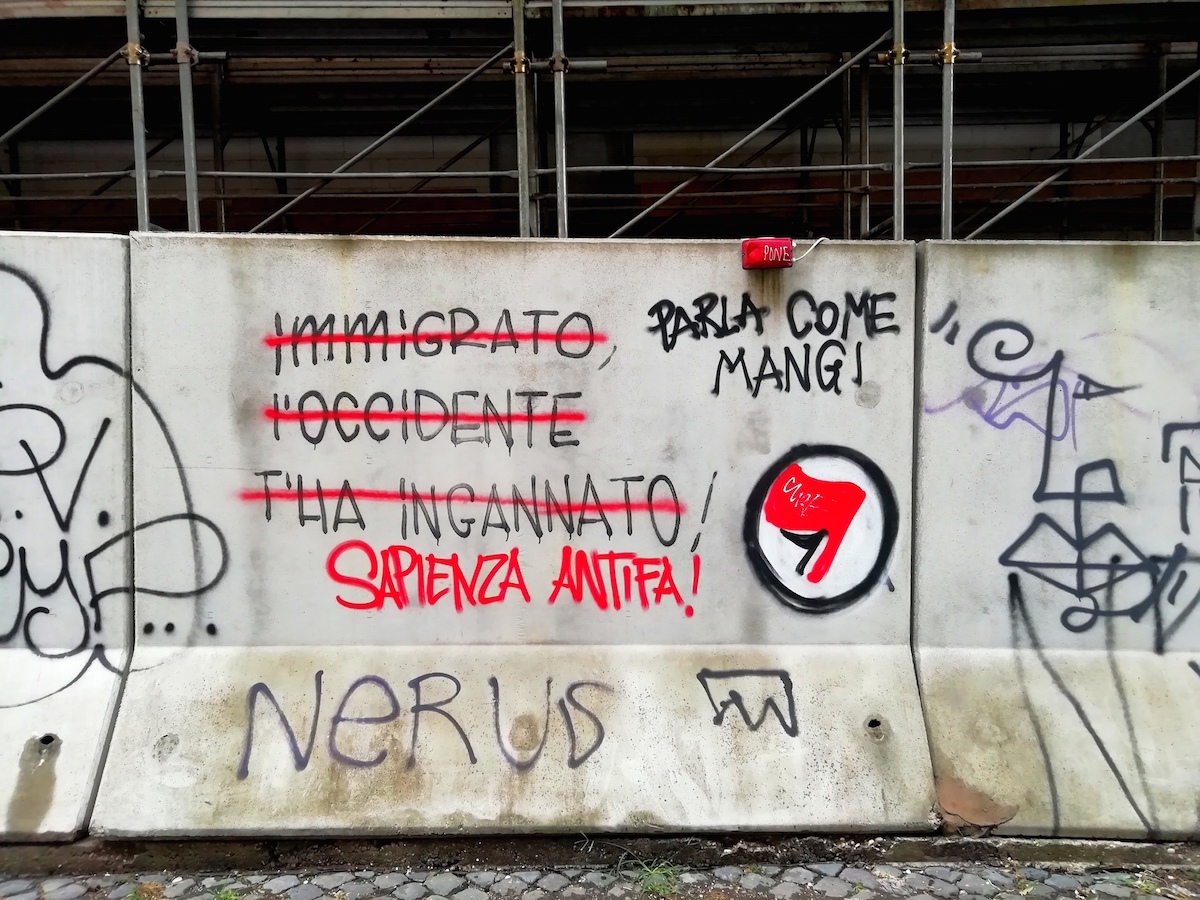 Una scritta sul muro di cinta del cantiere in via De Lollis