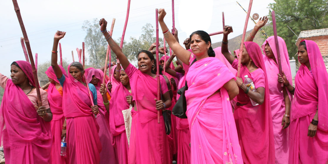 Gulabi-Gang-protest-photo-by-Torstein-Grude