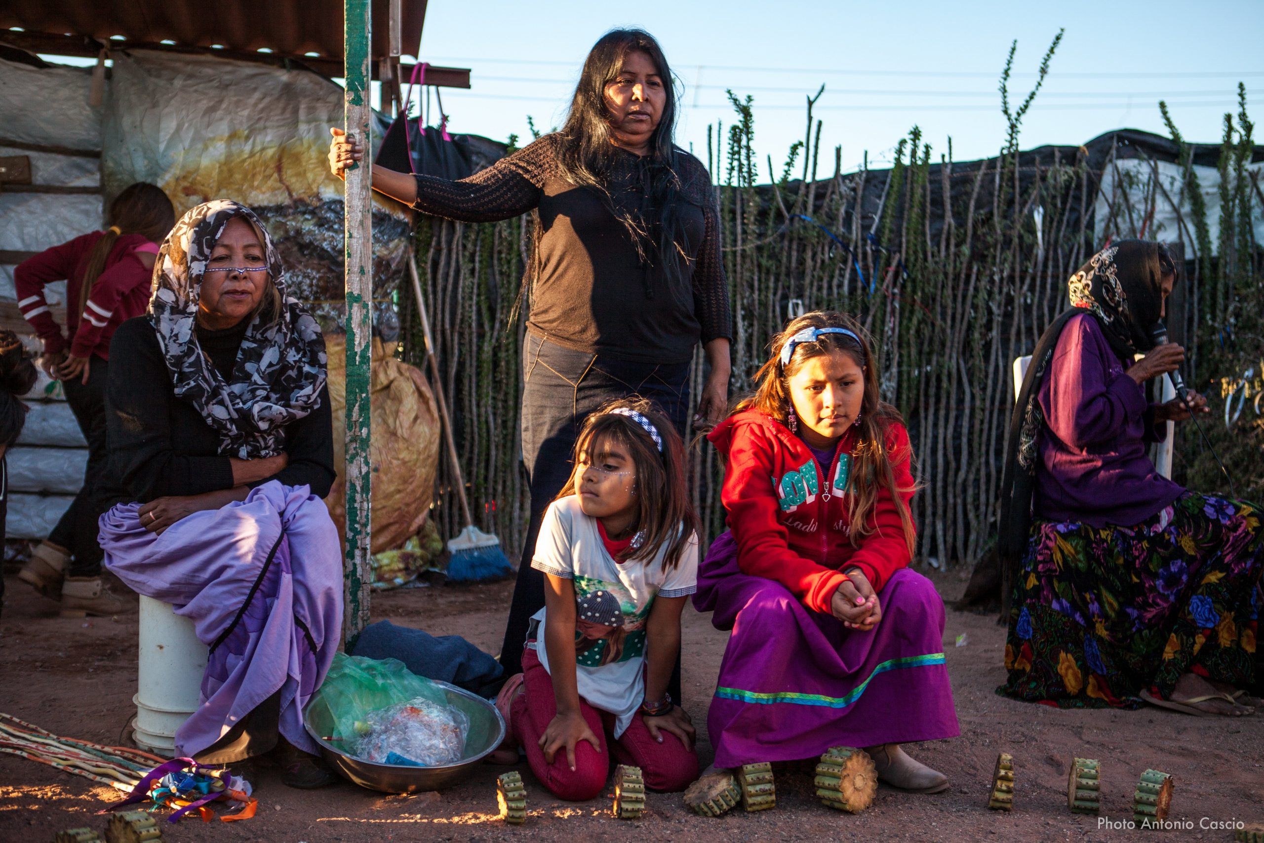 Donne della comunità che partecipano a un gioco tradizionale, mentre la più anziana intona canti ancestrali. Punta Chueca, Sonora, Mexico. 11/12/2019