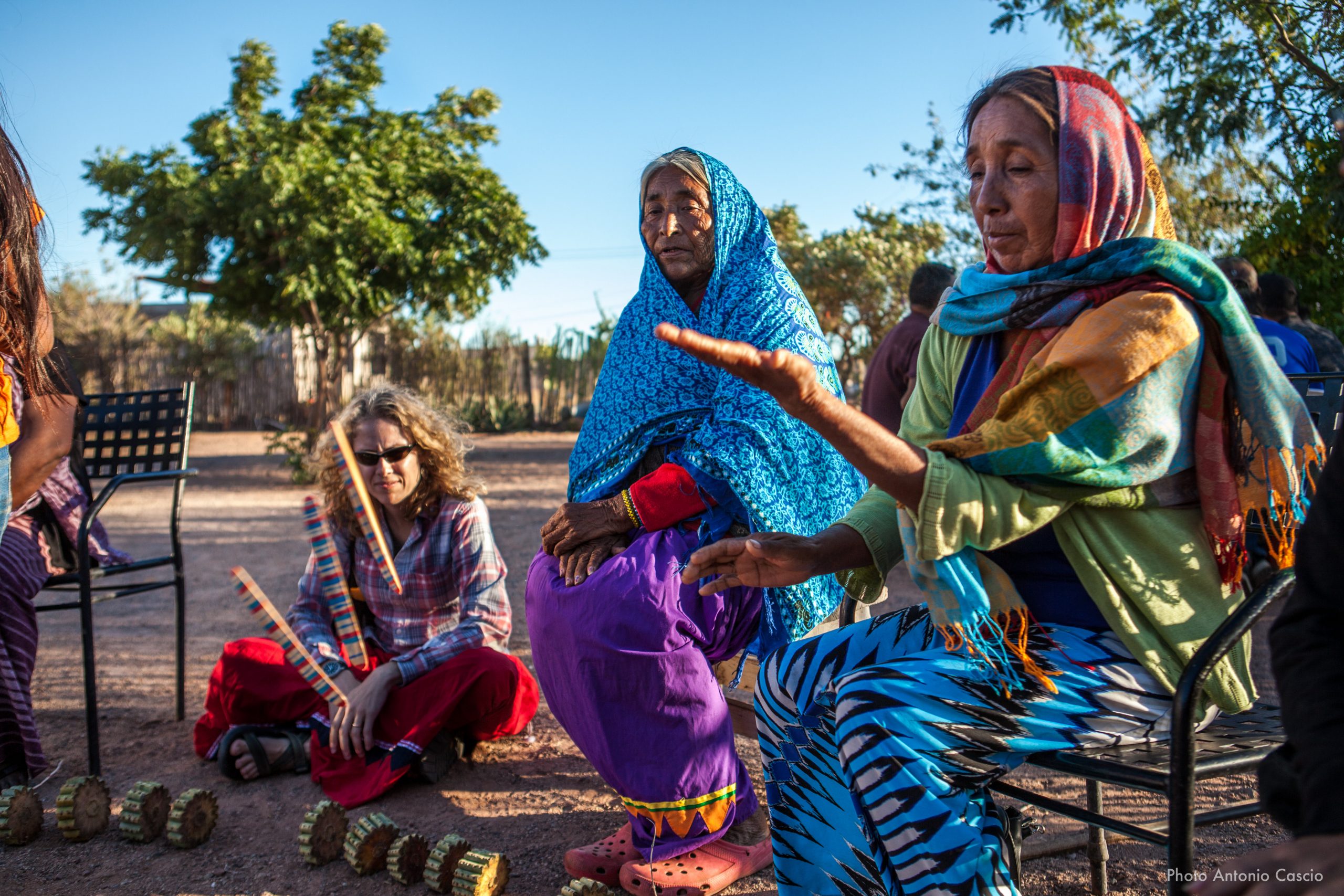 Donne indigene che partecipano a un gioco tradizionale durante le celebrazioni della festa della pubertà. Punta Chueca, Sonora, Mexico. 10/12/2019