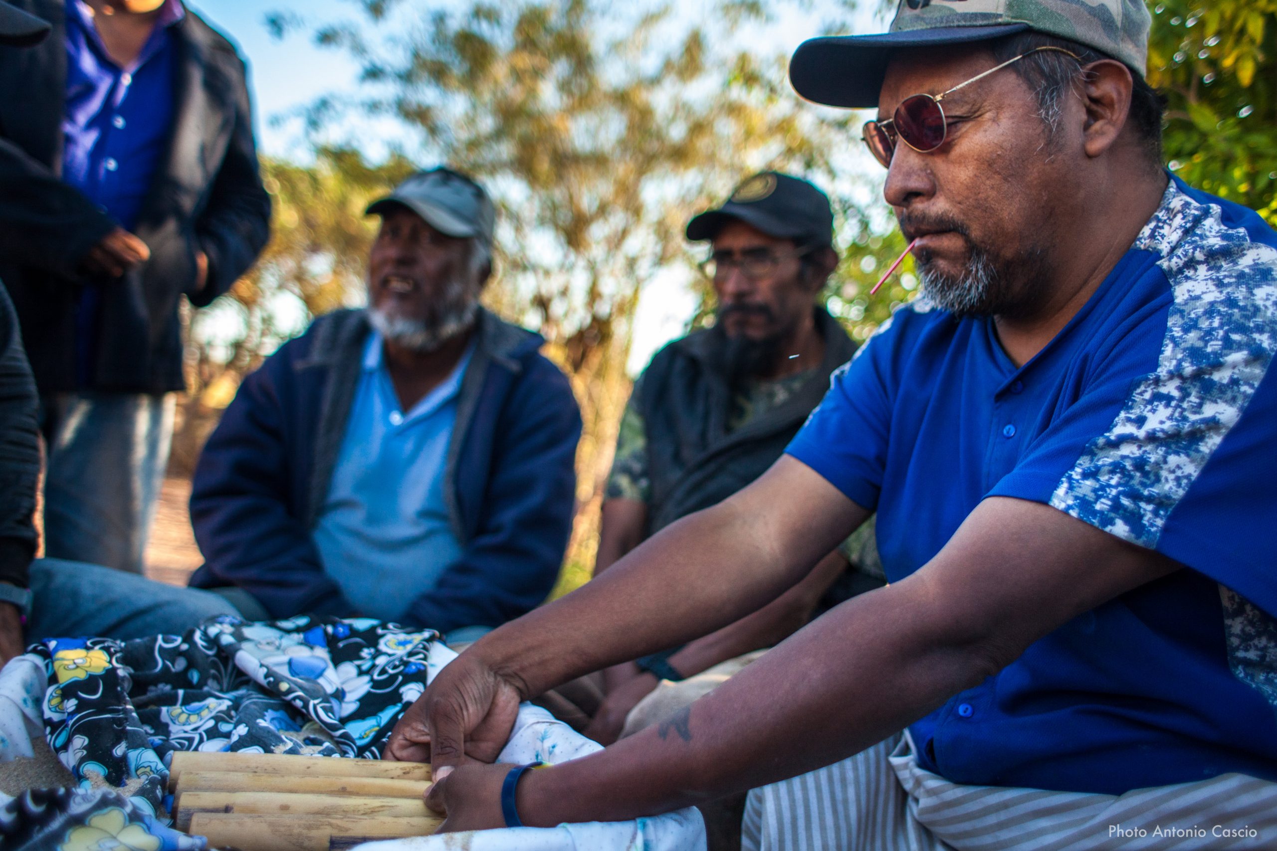 Grupo de Gruppo di uomini che partecipano a un gioco tradizionale durante le celebrazioni della festa della pubertà. Punta Chueca, Sonora, Mexico. 9/12/2019