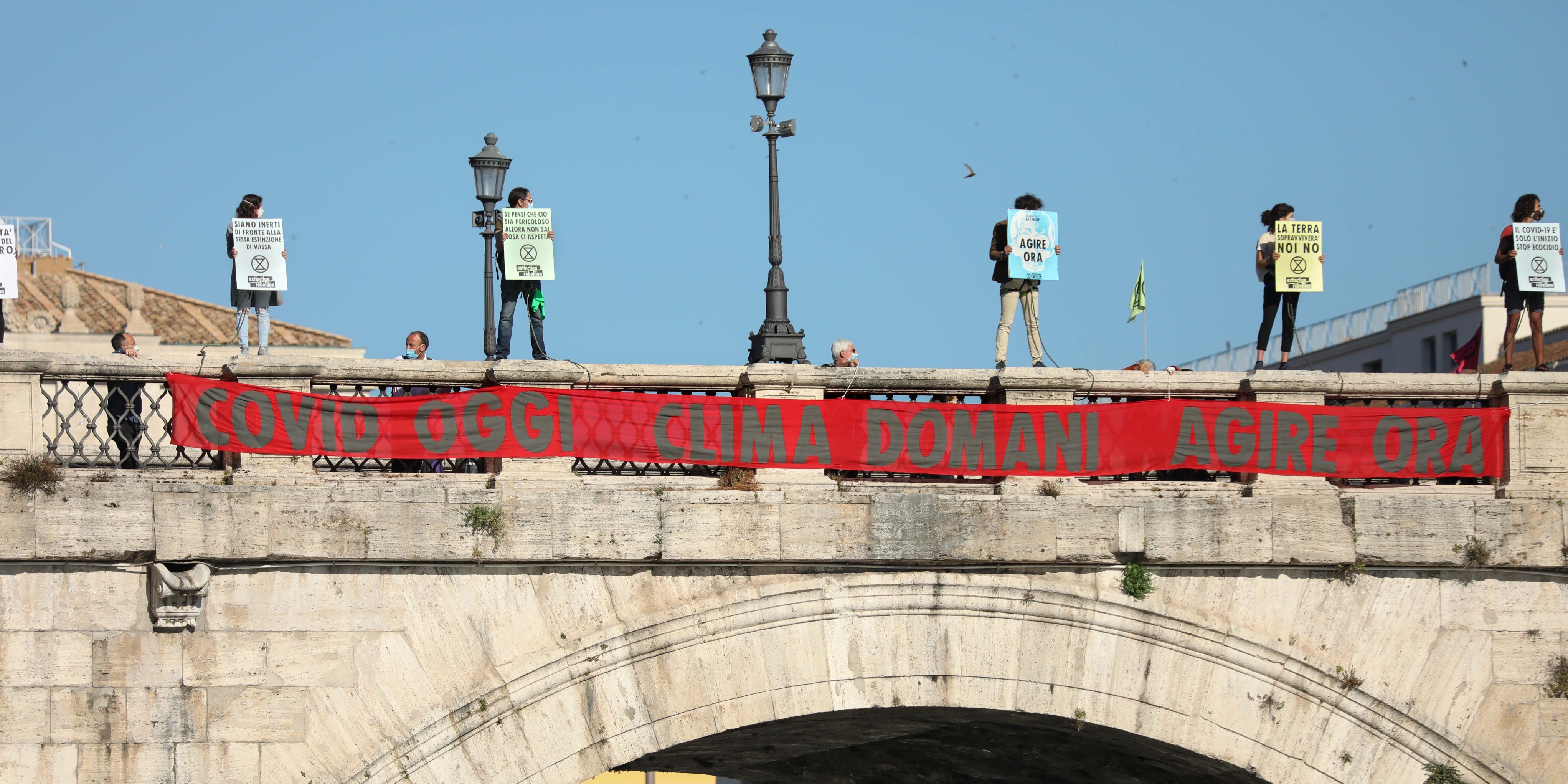 [fonte: https://www.dinamopress.it/news/attivisti-extinction-rebellion-sul-parapetto-ponte-santangelo-roma/]