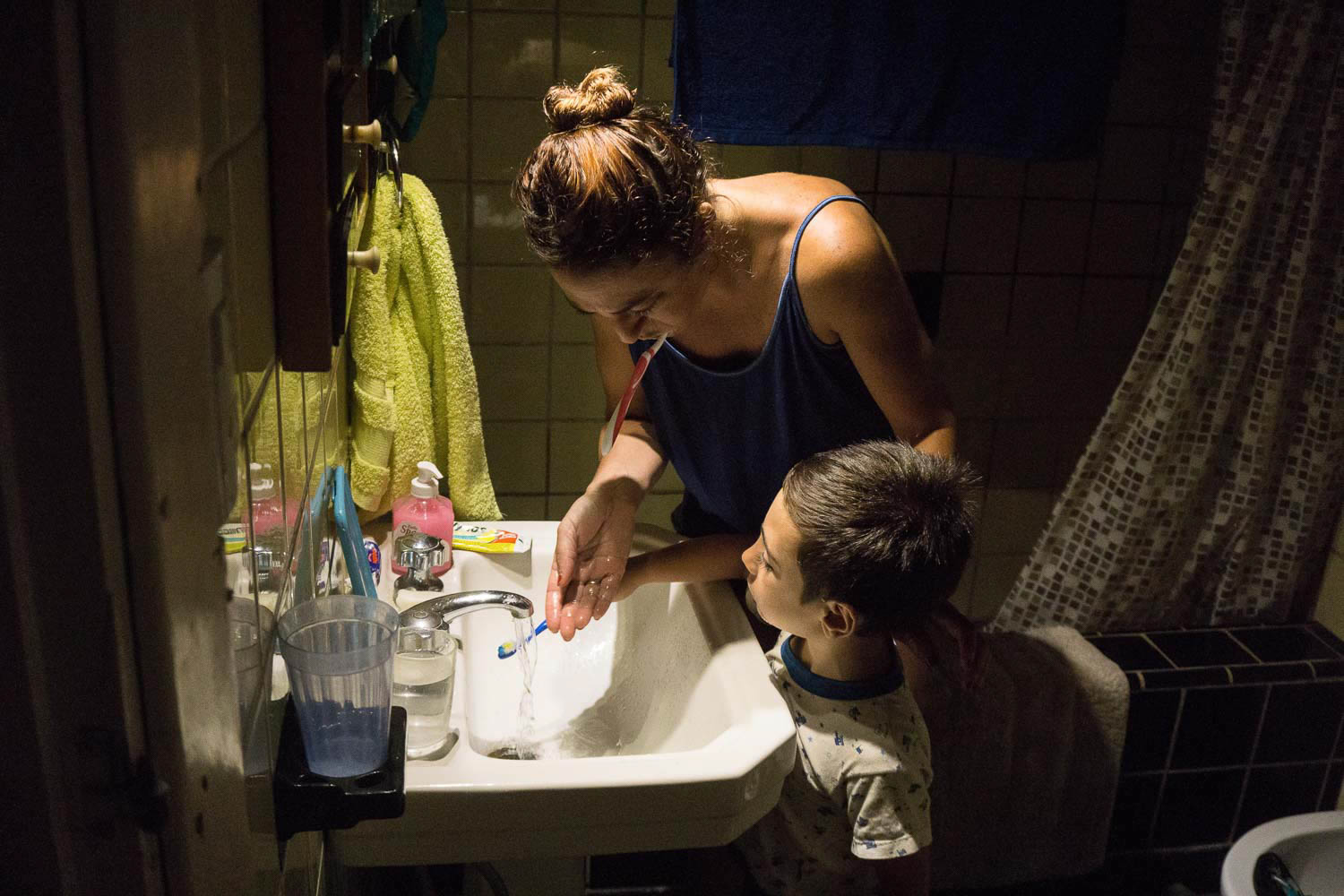 Mariana insegna al figlio a lavarsi i denti