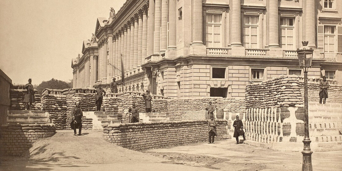 1280px-Barricades_pres_de_Ministere_de_la_Marine_et_l’Hötel_Crillon