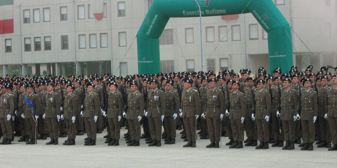 File source: //commons.wikimedia.org/wiki/File:Esercito_schierato.JPG