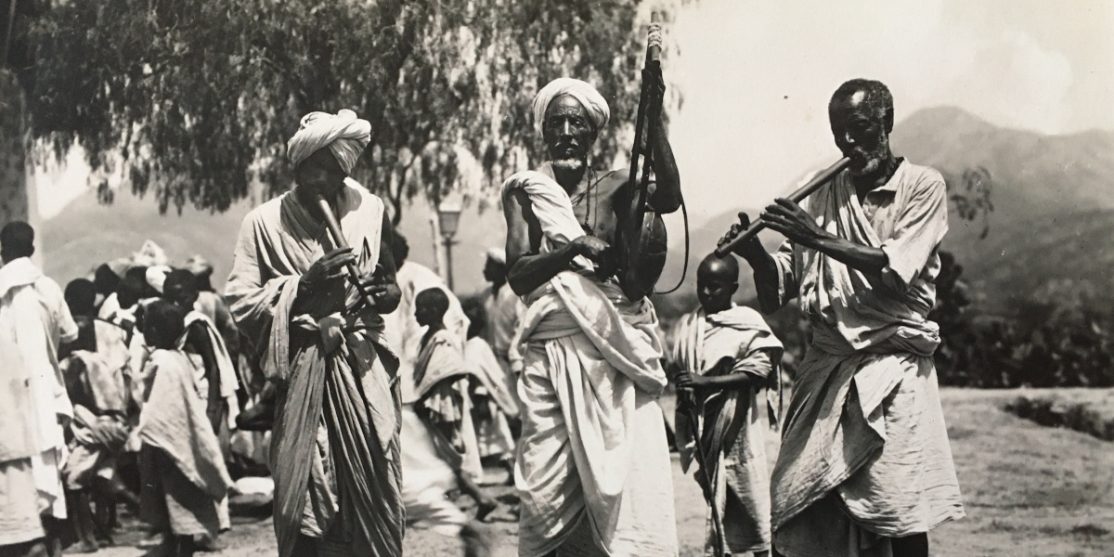 Suonatori. Fotografia scattata in un ex colonia italiana (luogo e fotografo ignoti). Collezione privata