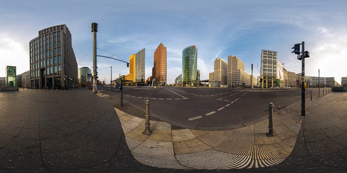 360×180-Panorama des Potsdamer Platzes in Berlin-Mitte in der Morgensonne.