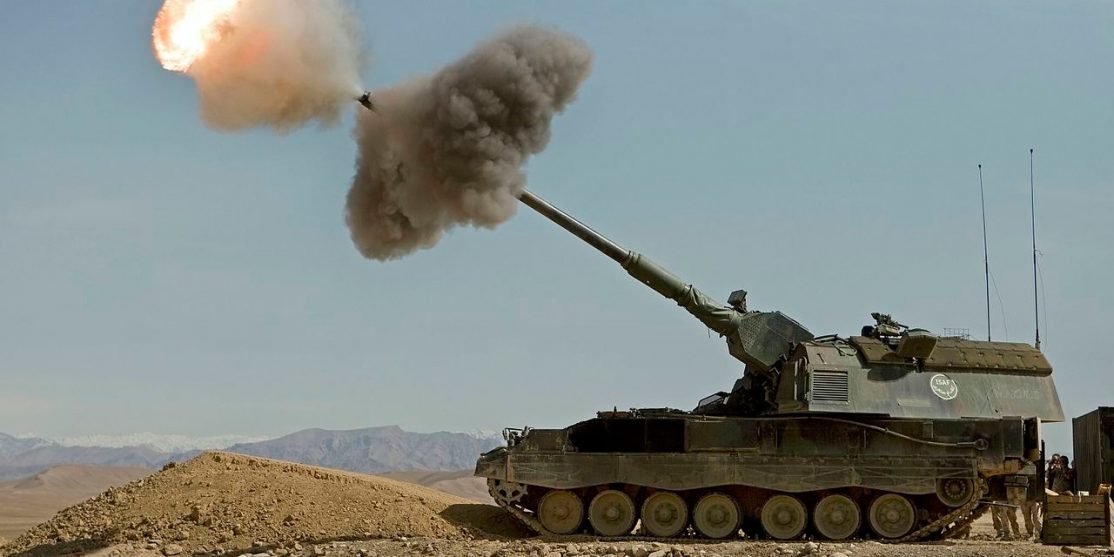 Dutch_Panzerhaubitz_fires_in_Afghanistan