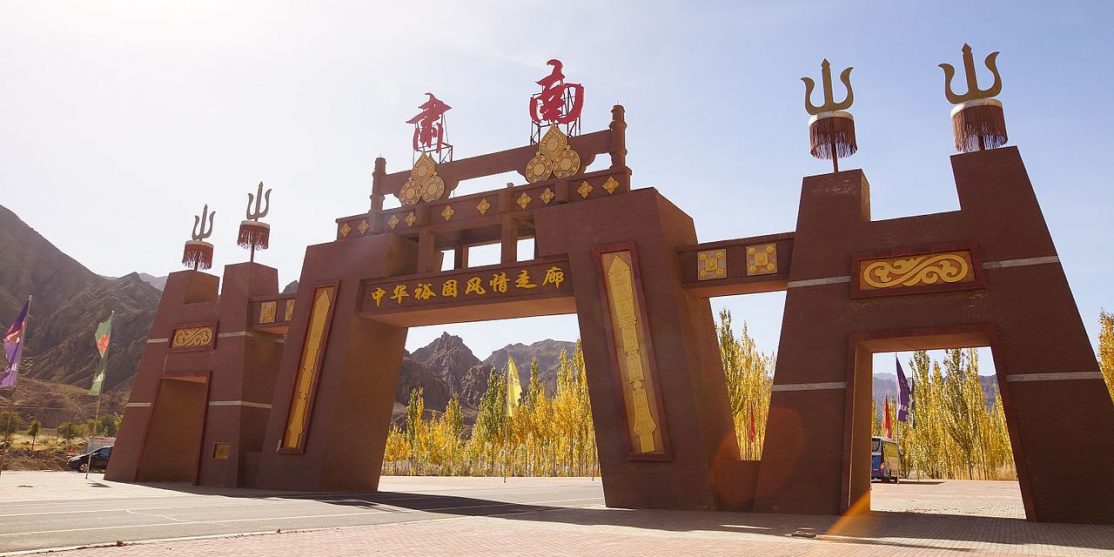 Sunan_gate_on_Chinese_Yugur_Scenic_Corridor