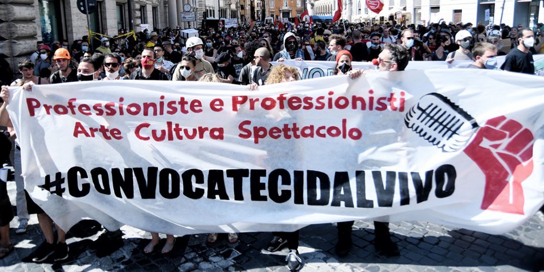 Roma: in piazza Santi Apostoli manifestazione dei lavoratori dello spettacolo, arte e cultura – foto 1