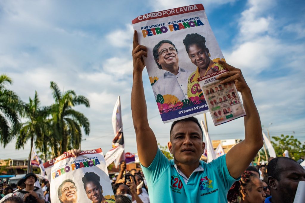 Con il risultato del primo turno delle presidenziali colombiane si apre la seconda fase della campagna elettorale. Il candidato che a sorpresa andrà al ballottaggio il prossimo 19 giugno contro la sinistra di Gustavo Petro e Francia Marquez, primi con il 40 per cento dei consensi, è la vera inquietante sorpresa del primo turno 