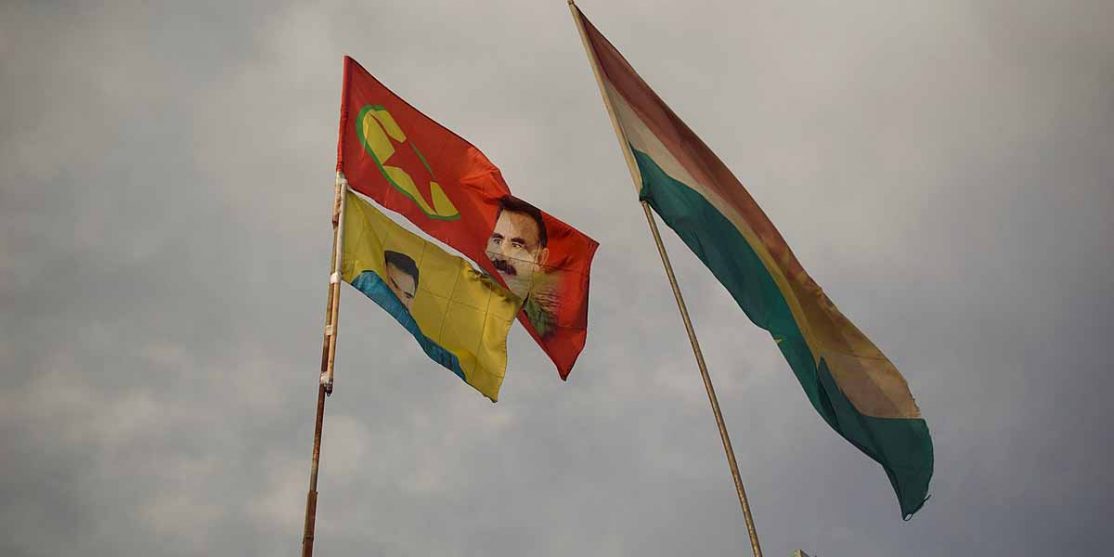 https://commons.wikimedia.org/wiki/File:PKK_flags_and_Kurdistan_Regional_Government_flag_flying_over_Kirkuk_02.jpg?uselang=it