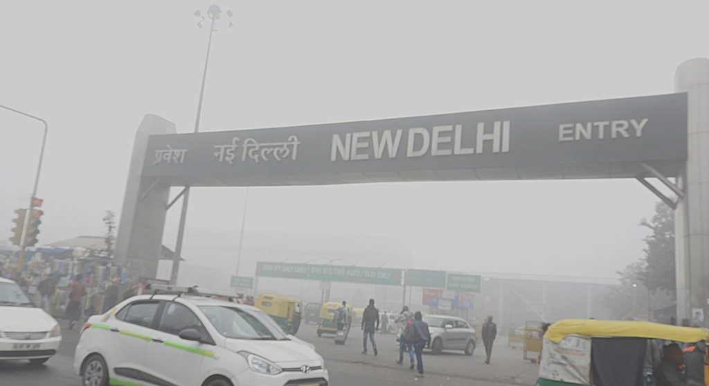 1024px-Low_visibility_due_to_Smog_at_New_Delhi_Railway_station_31st_Dec_2017_after_9AM_DSCN8829_1