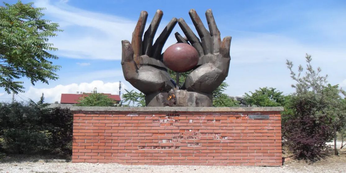 Workers_Movement_Memorial_at_Memento_Park