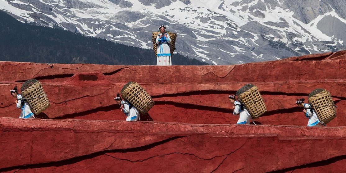 Lijiang_Yunnan_China-Naxi-people