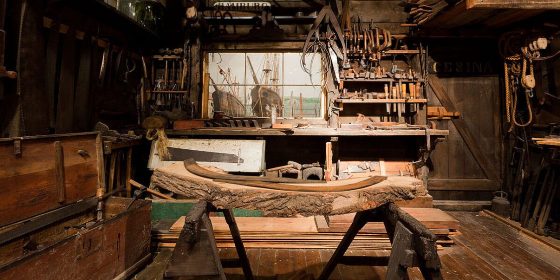 1280px-Werkstatt_eines_Schiffszi